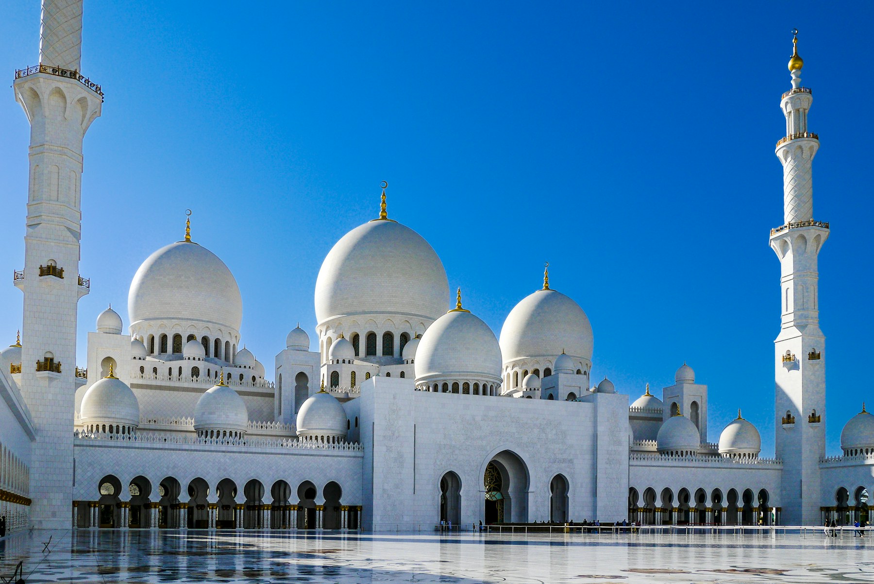 Sheikh Zayed Grand Mosque in Abu Dhabi under a blue sky